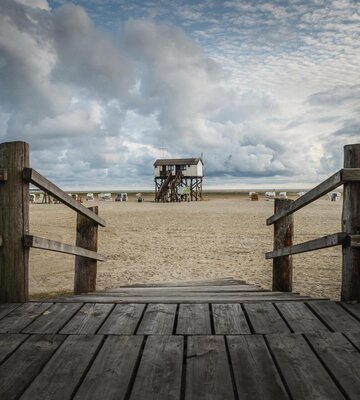 Blick vom Strandkorbpodest zum Pfahlbau der Strandaufsicht
