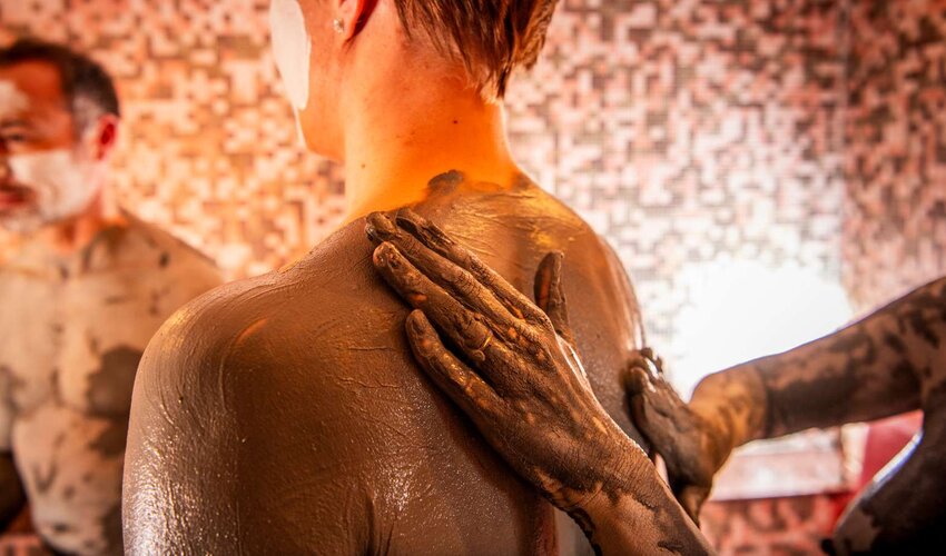 Frau die mit Schlick eingerieben wird 