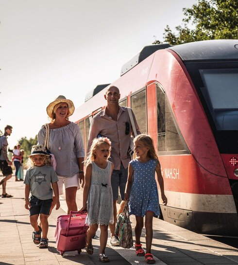Familie bei der Ankunft am Bahnhof in St. Peter-Ording