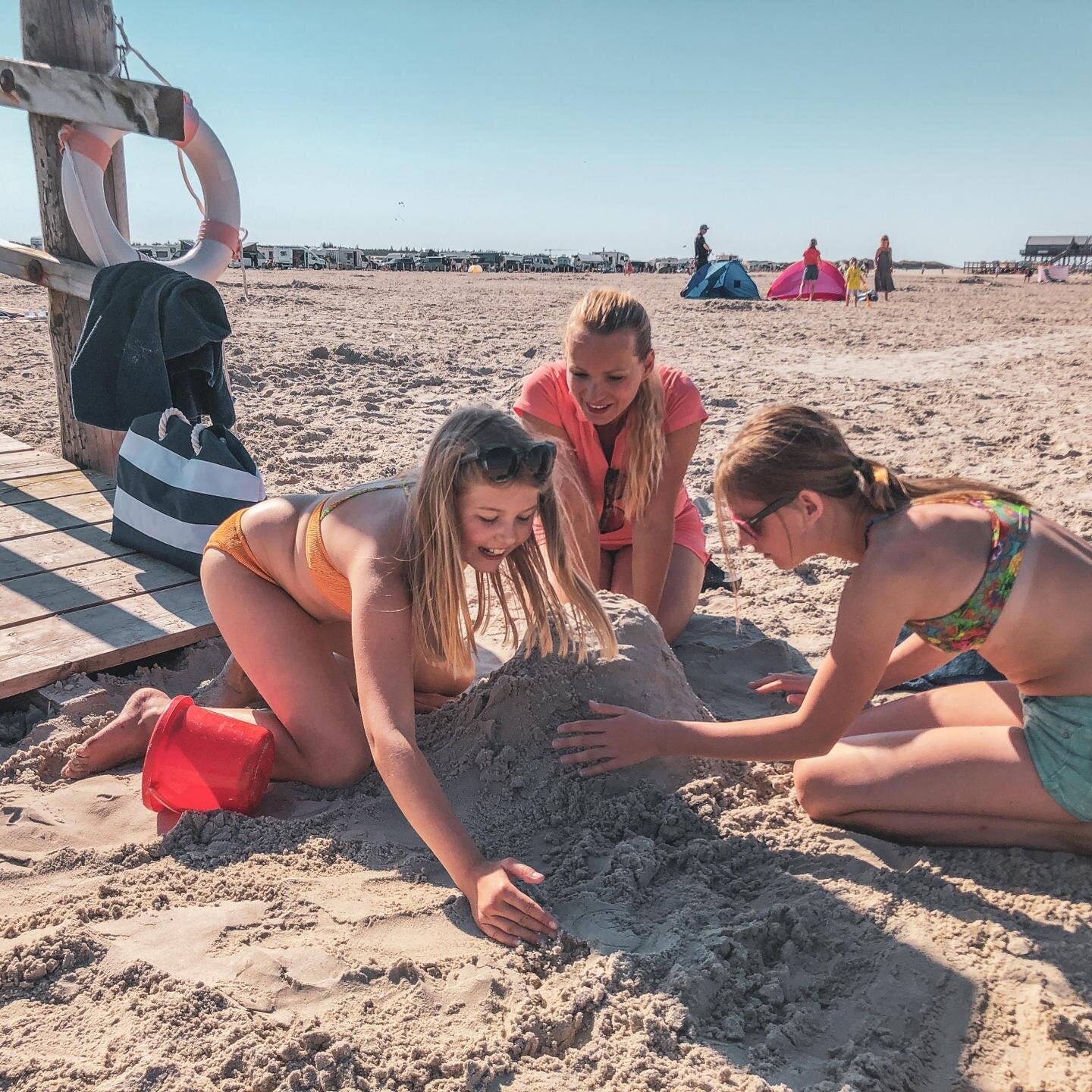 Familie baut eine Sandburg