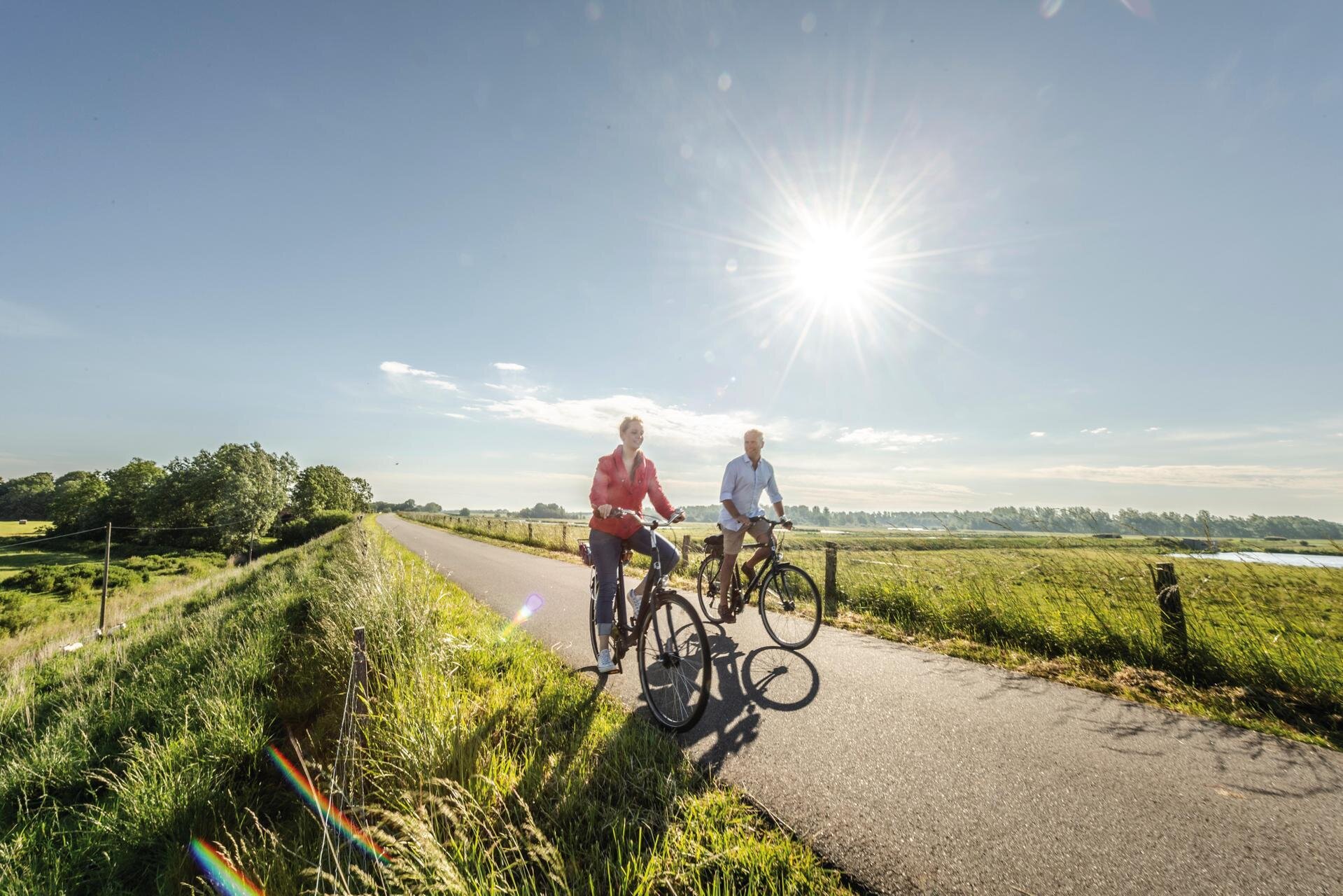 Paar beim Fahrradfahren auf dem Deich
