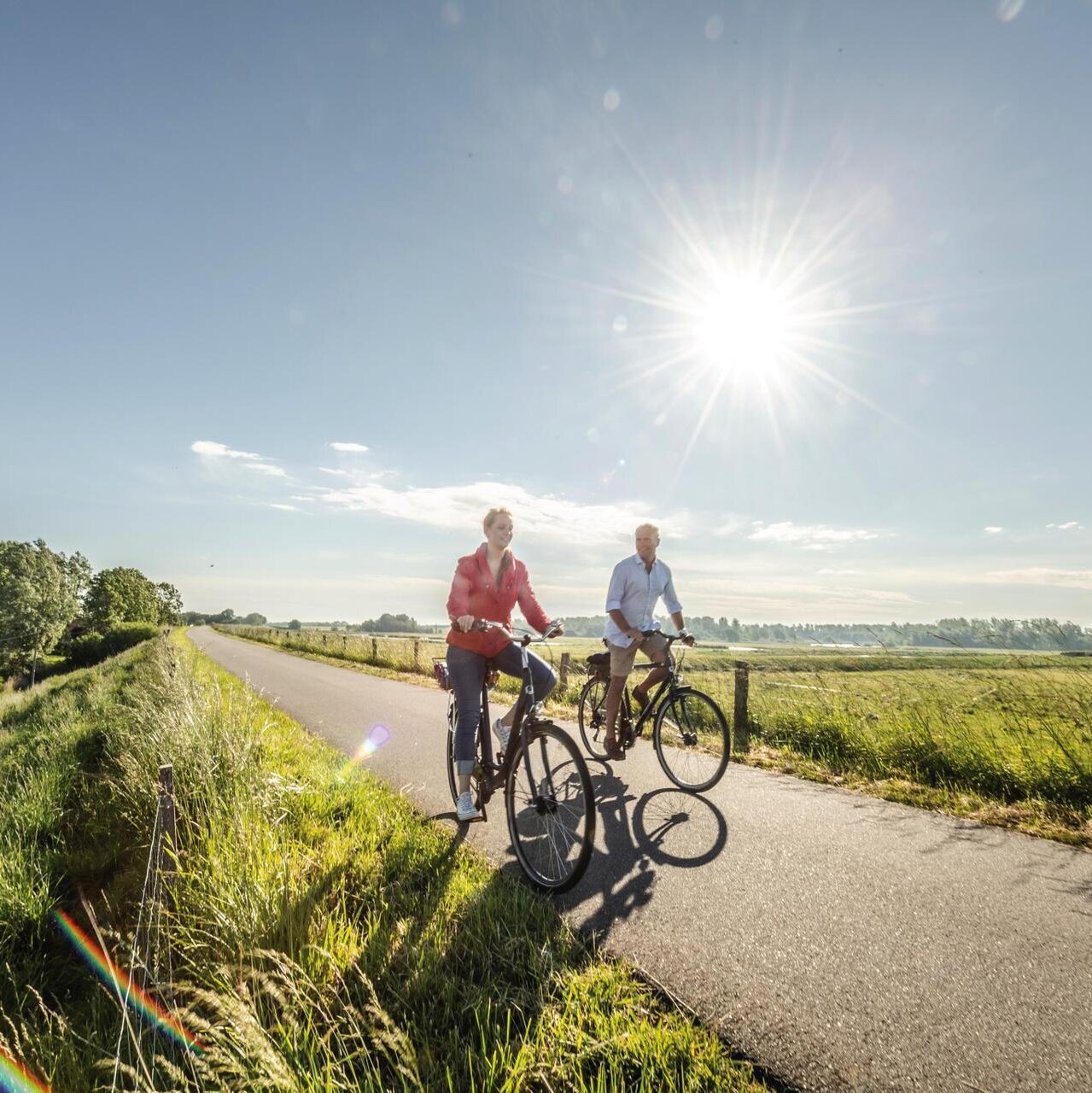 Paar bei einer Fahrradtour auf dem Deich