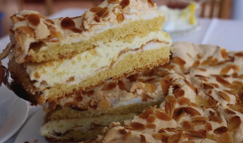 ein Stück Friesentorte auf einem Tortenheber