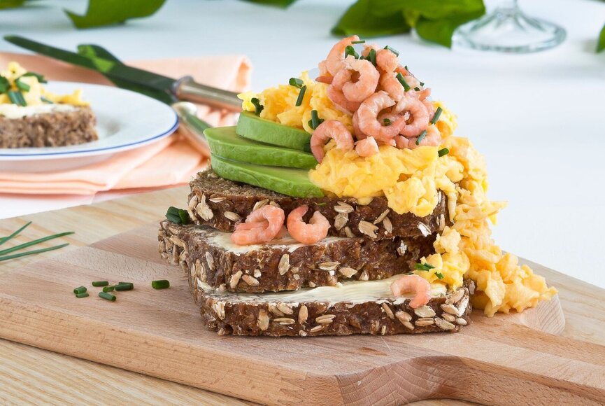 Schwarzbrot mit Krabben und Rührei