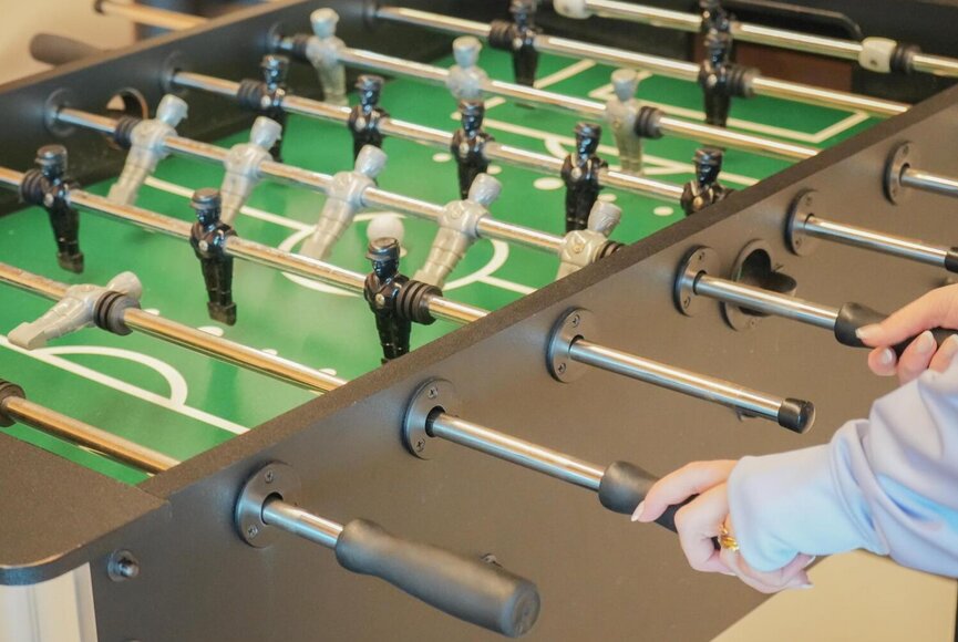 Am Tischkicker eine Runde zocken.