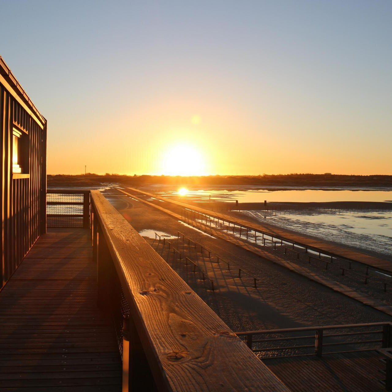 Sonnenaufgang vom Pfahlbau am Strand
