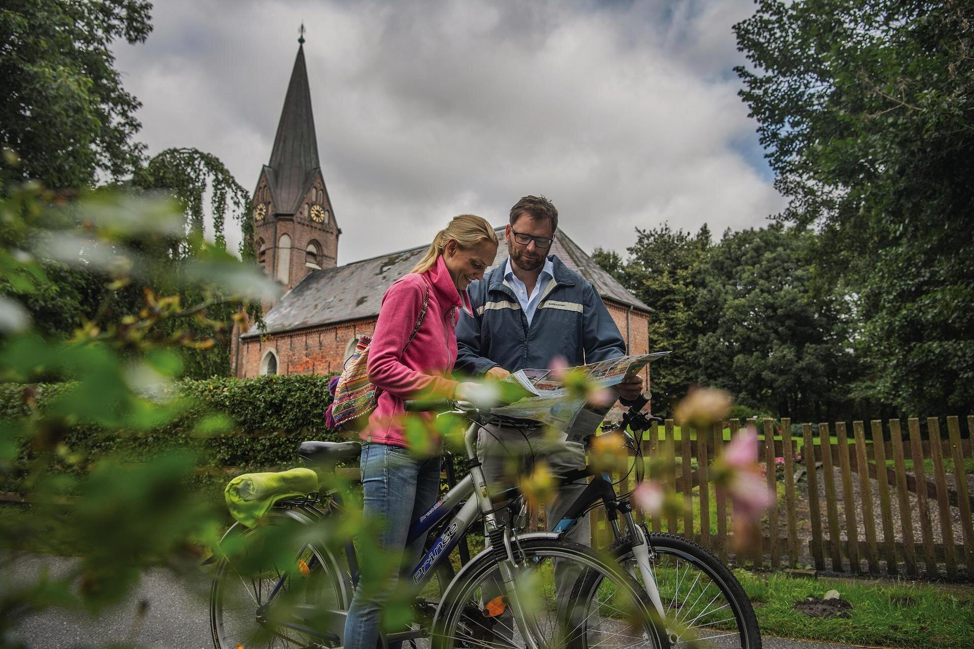 Pärchen mit Fahrrad vor der Welter Kirche
