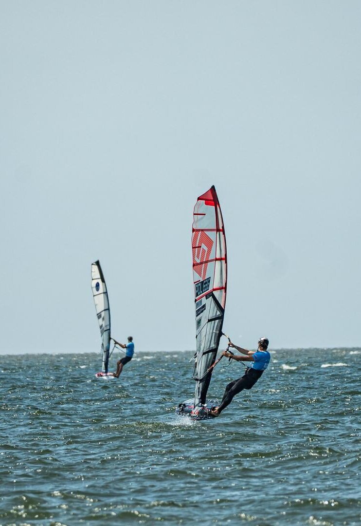 Windsurfer am Horizont