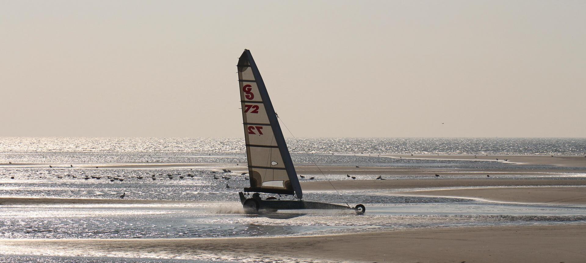 Strandsegler während der Fahrt über den Strand
