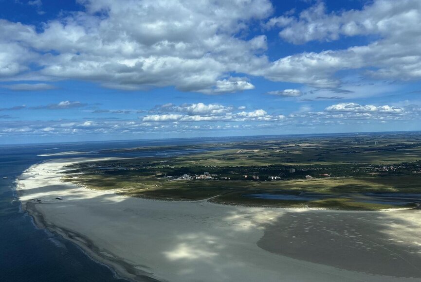 (c)TZ-SPO_Luftaufnahme_Flug der Strand von St. Peter-Ording aus dem Flugzeug fotografiert