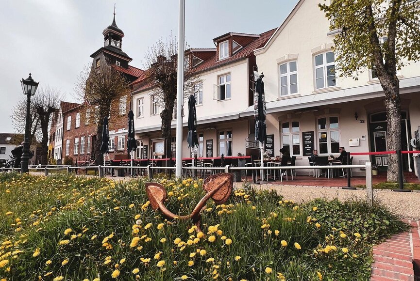 Blick auf die Tönninger Hafenpromenade
