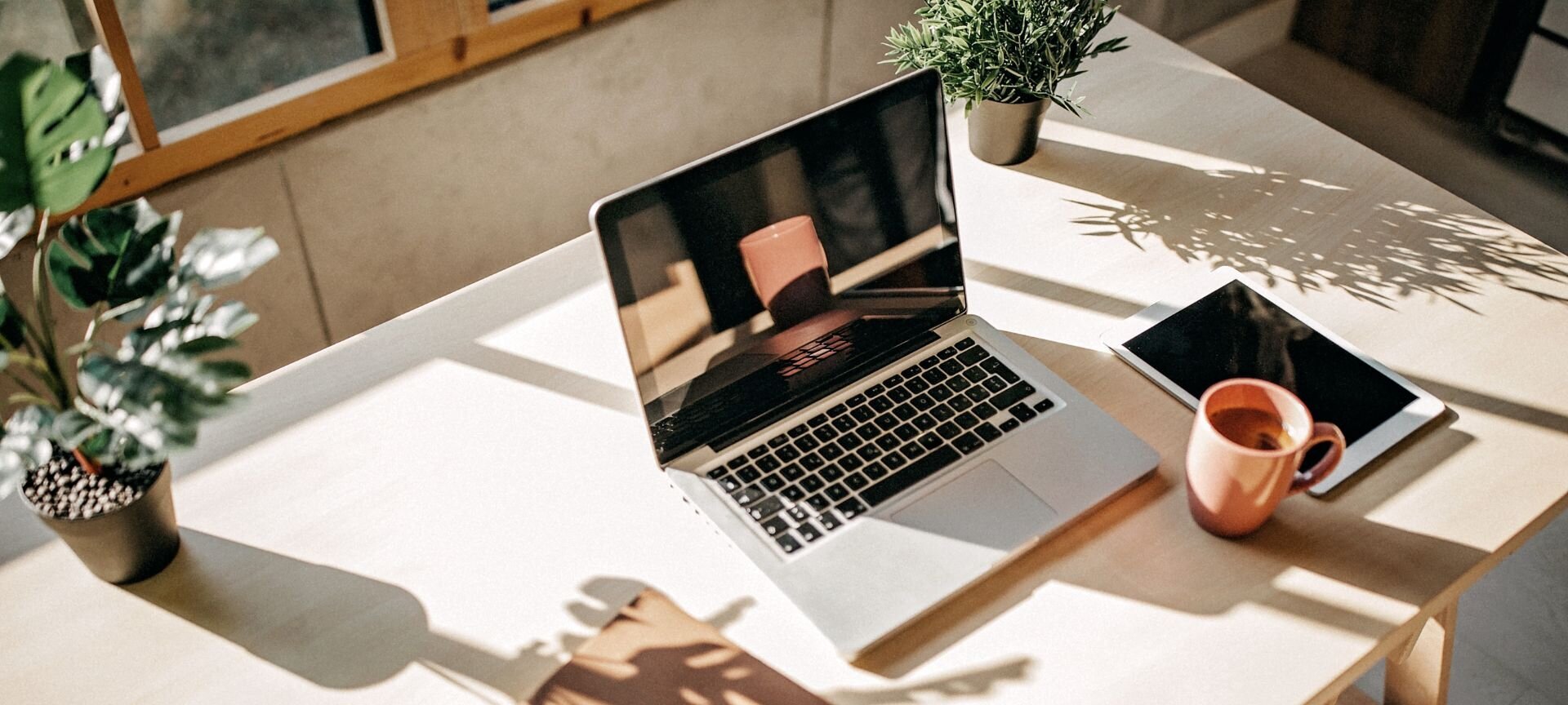 Laptop auf einem Schreibtisch