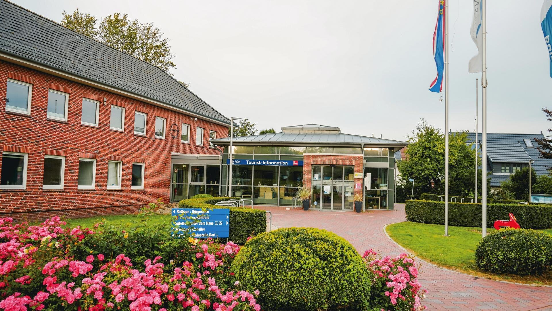 Blick auf die Tourist-Information im Ortsteil Dorf
