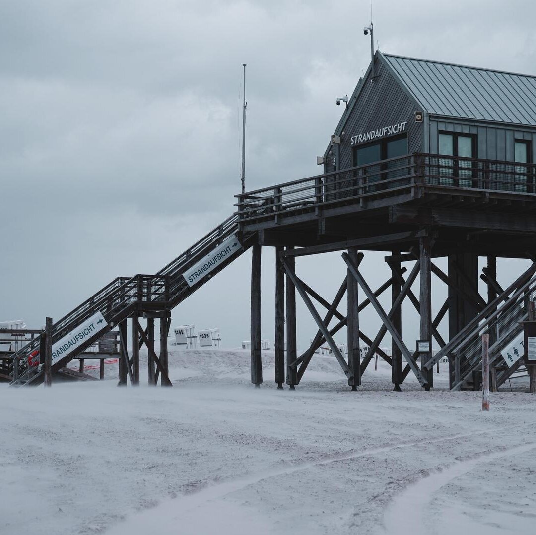 Pfahlbau – Mehrzweckgebäude in Ording
