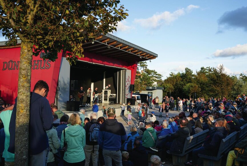 Außenbühne des Dünen-Hus während eines Konzerts mit Publikum