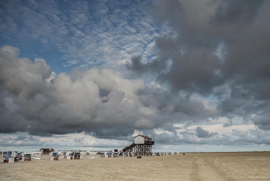 Blick auf den Pfahlbau in Böhl