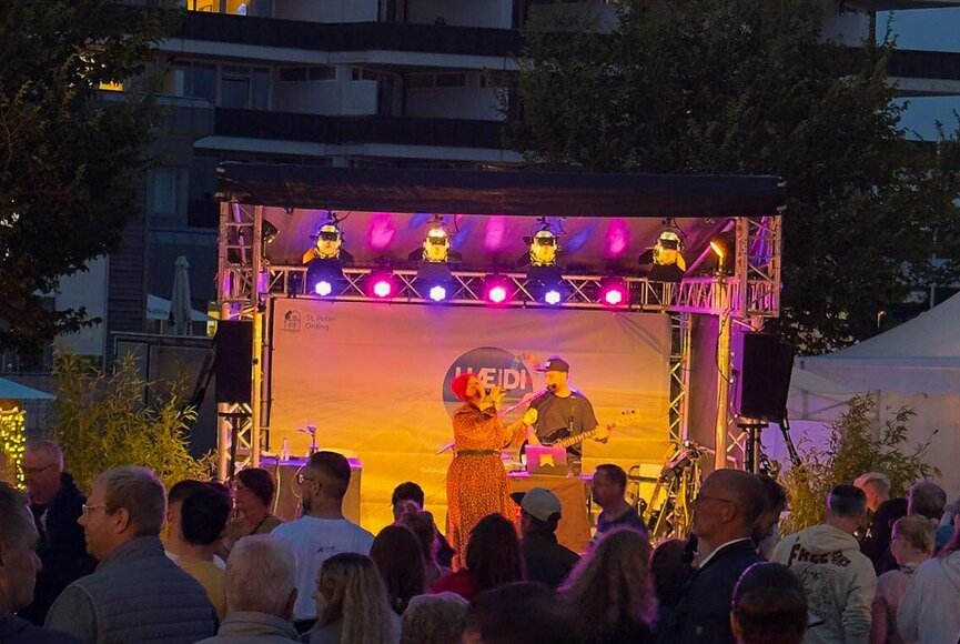 Kleine Bühne beim HAEDI Festival mit Band und Publikum