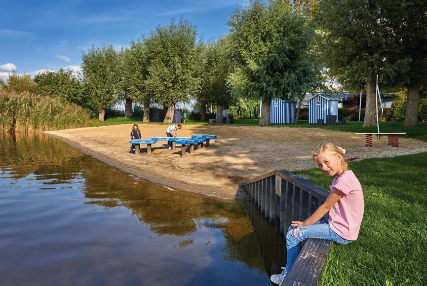 Kinder am Sandstrand am Treenebad
