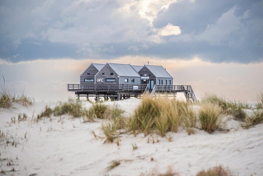 Pfahlbau – Mehrzweckgebäude in Ording