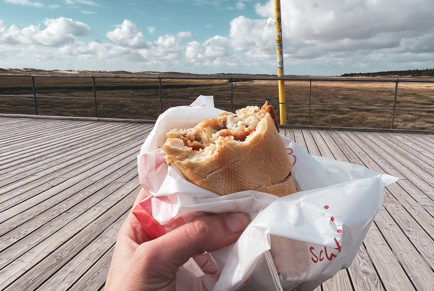 Backfischbrötchen in der Hand