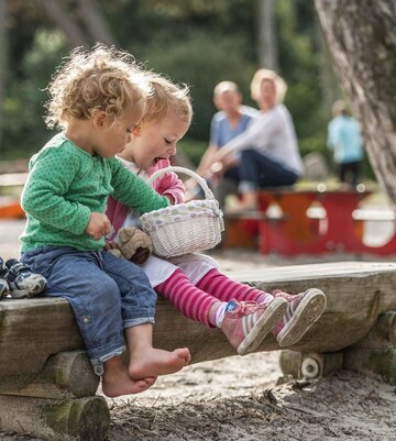 Kinder bei der Ostereiersuche