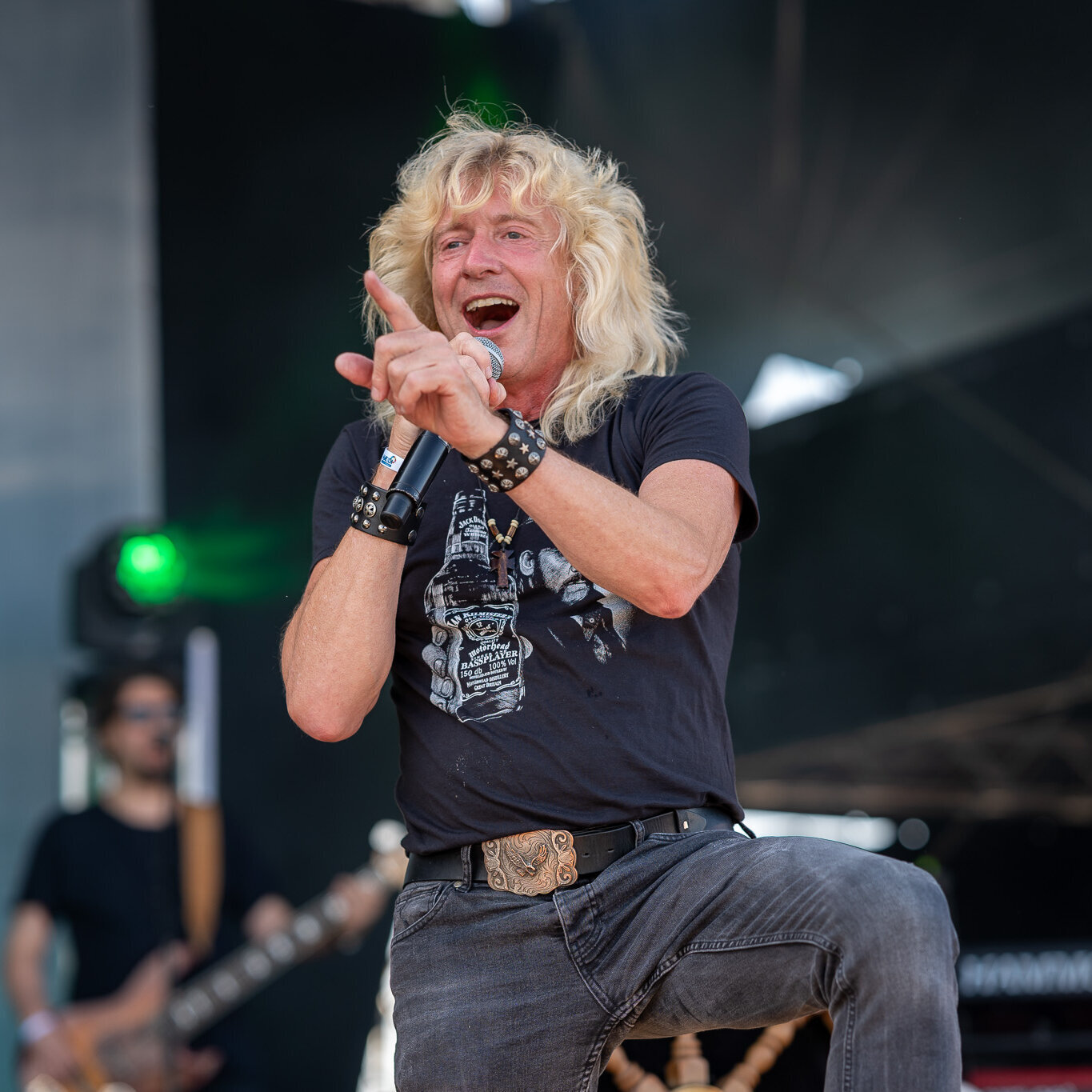 Der Frontmann der Band Klabautermann rockt die Bühne