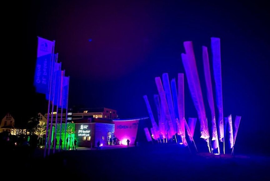 leuchtende Fahnen am Dünen-Hus 