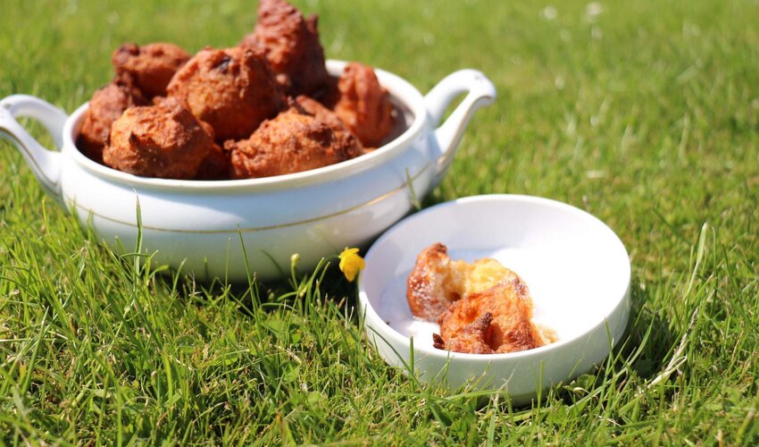 Futjes in einer Schale auf einer grünen Wiese