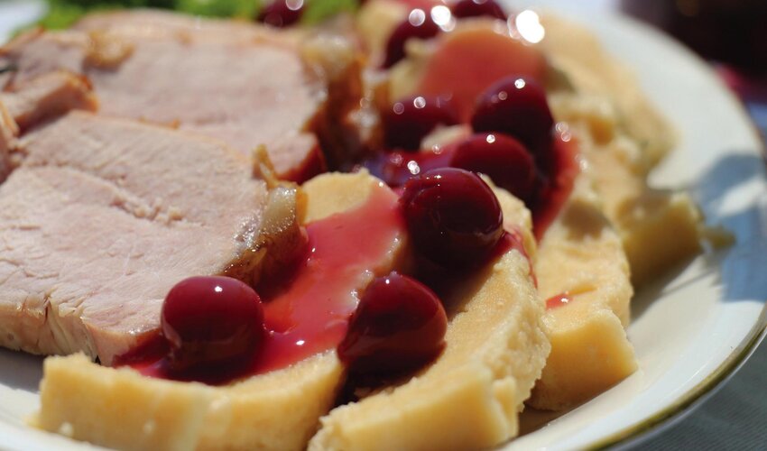 Mehlbeutel mit Kirschen und Kasseler