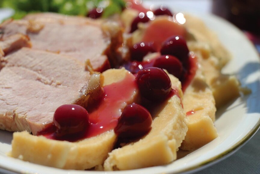 Mehlbeutel mit Speck und Kirschen serviert