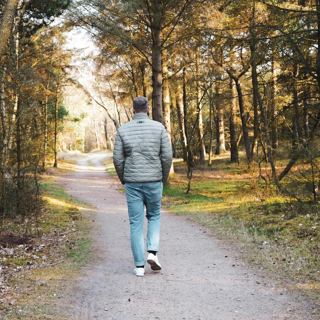 Spaziergang eines Mannes im Wald
