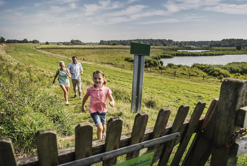 Familie auf Wiese im Katinger Watt
