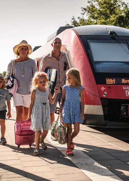 Familie bei der Ankunft am Bahnhof in St. Peter-Ording