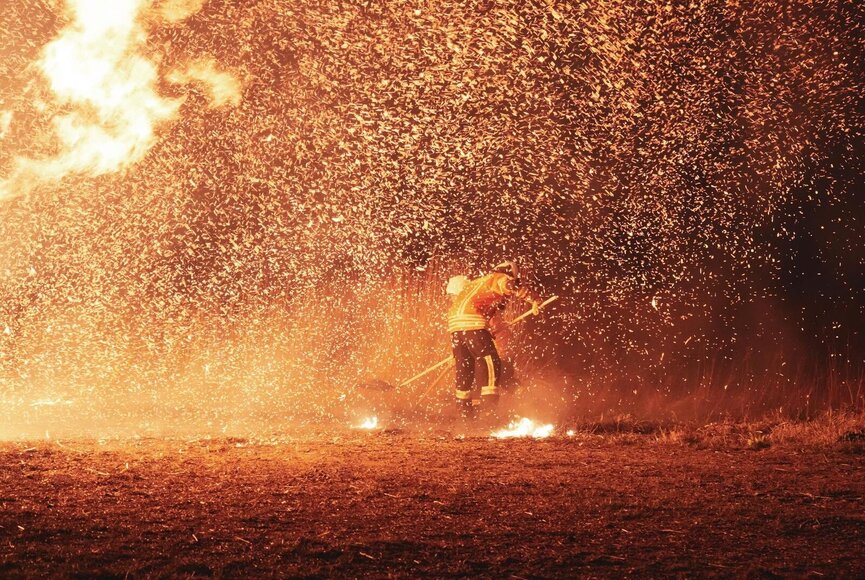 Feuerwerhrmänner im Funkenflug
