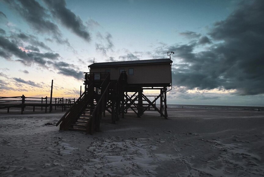 Pfahlbau am Strandabschnitt Bad beim Sonnenuntergang