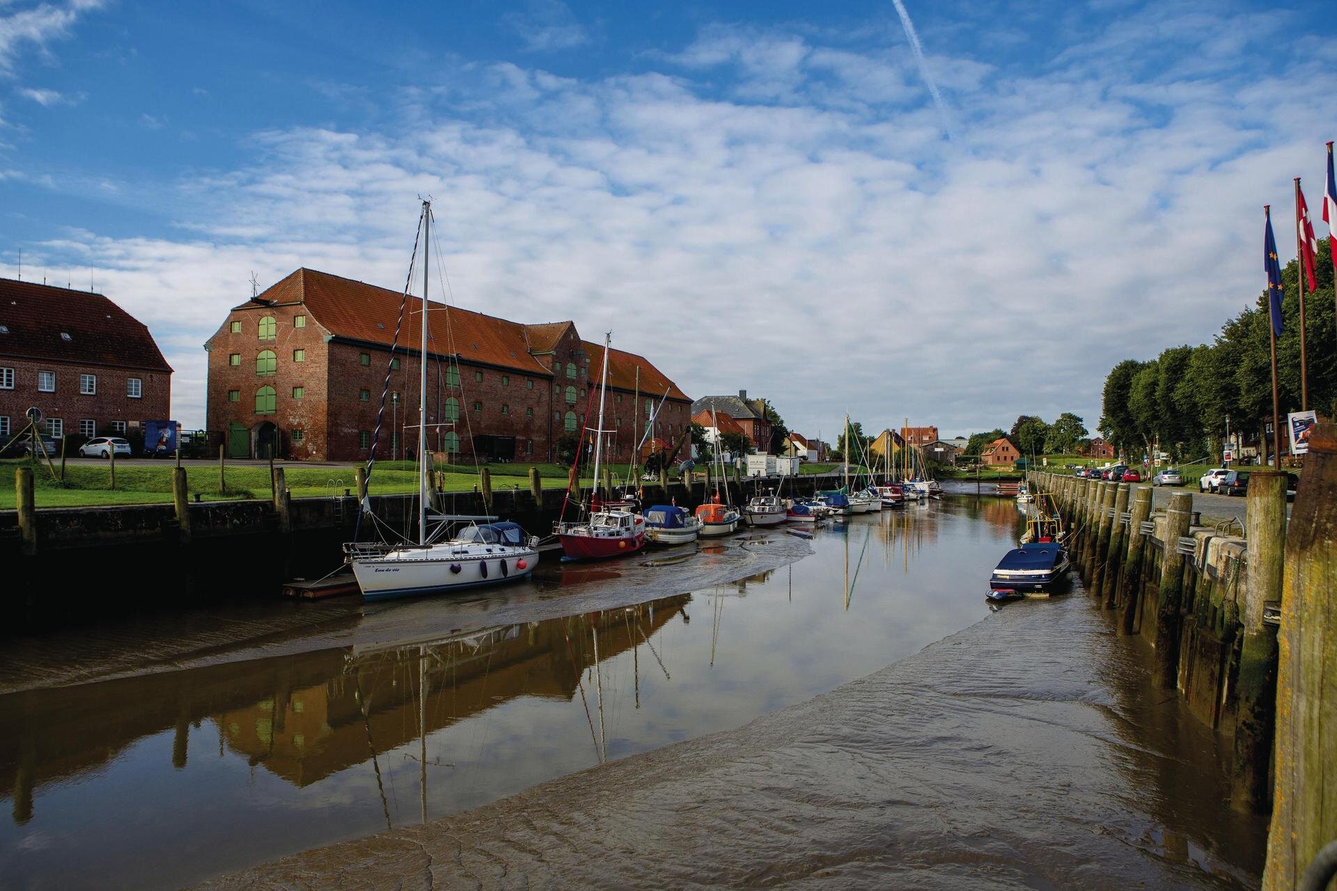Tönninger Hafen mit dem historischen Packhaus