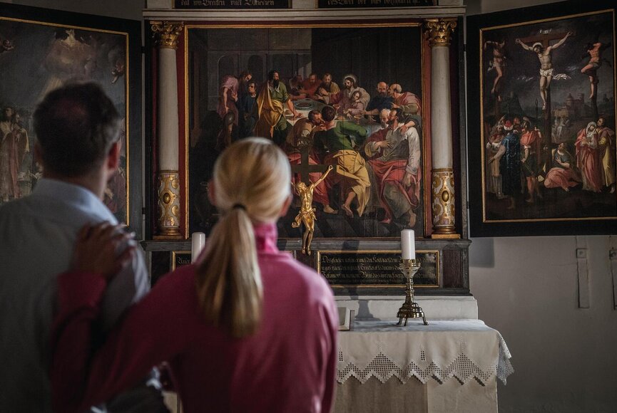 Paar betrachtet Bilder in der Kirche in Welt