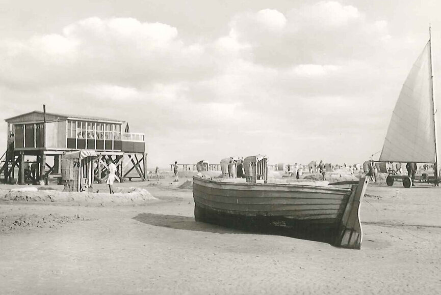 historische Aufnahme vom Strandabschnitt Bad mit Badegästen