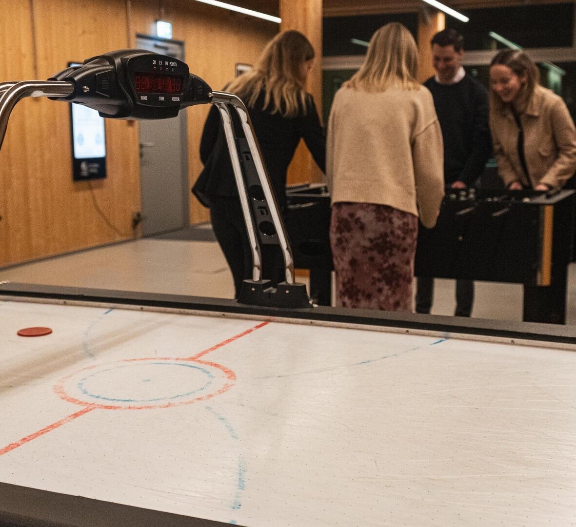Airhockey und Tischkicker mit mehreren Personen