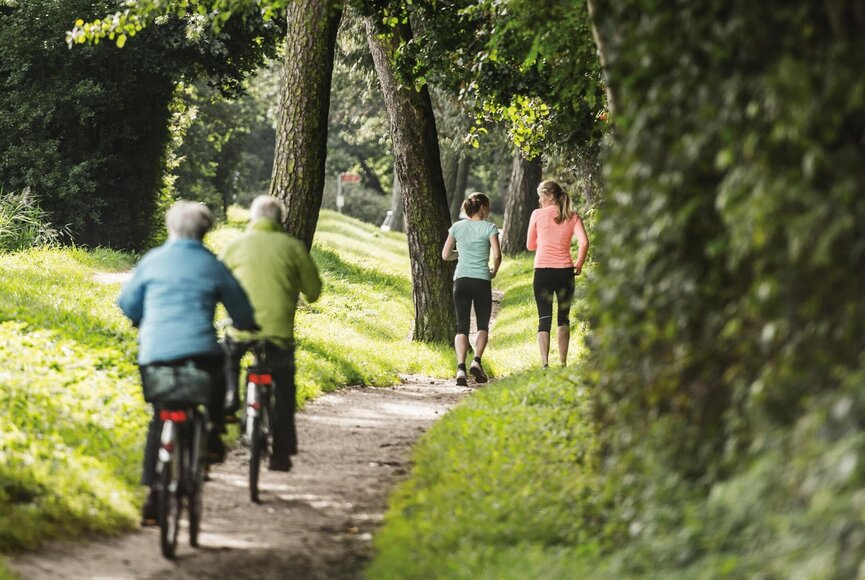 Freundinnen beim Joggen auf dem Waldweg