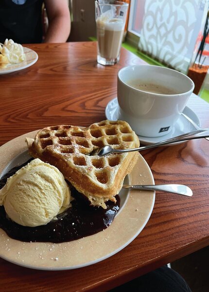 heiße Waffel mit Vanilleeis und Kirschen in der Waffelstube Tating