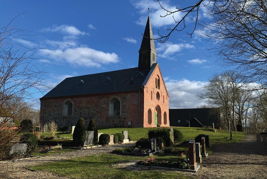 Kirche St. Martin unter blauem Himmel