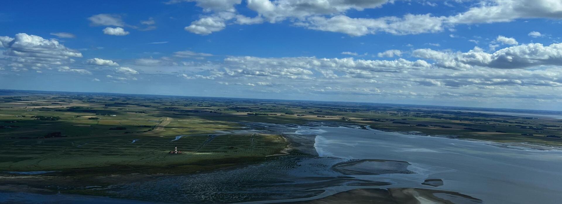 Westerhever mit dem Westerhever Leuchtturm aus einem Flugzeug fotografiert