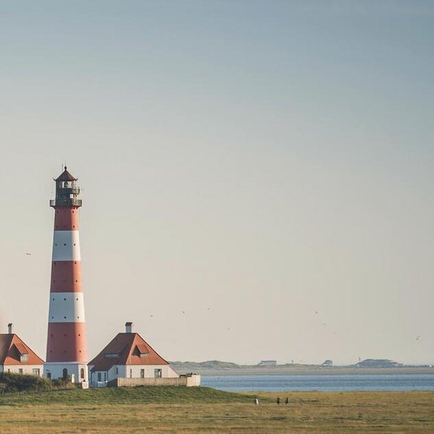 Blick auf den Westerhever Leuchtturm mit seinen Leuchtturmwärterhäuschen