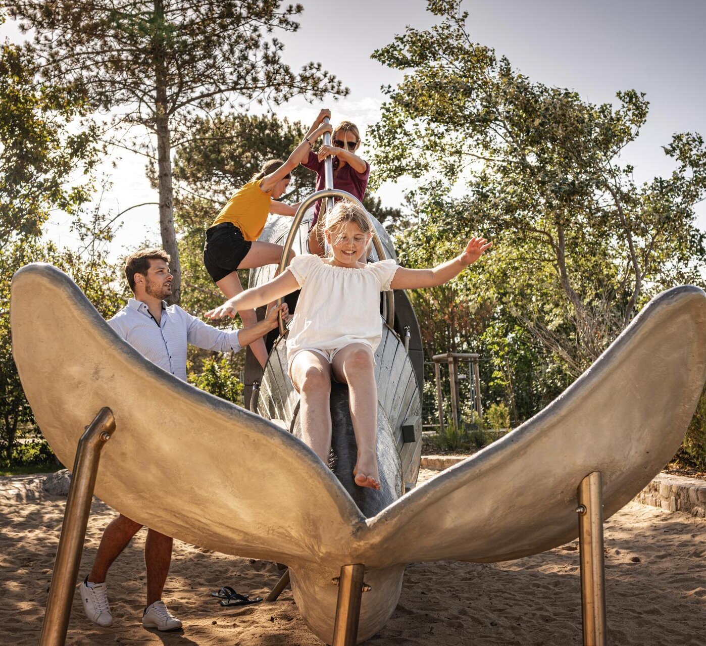 Familie beim Spielen auf der Erlebnis-Promenade
