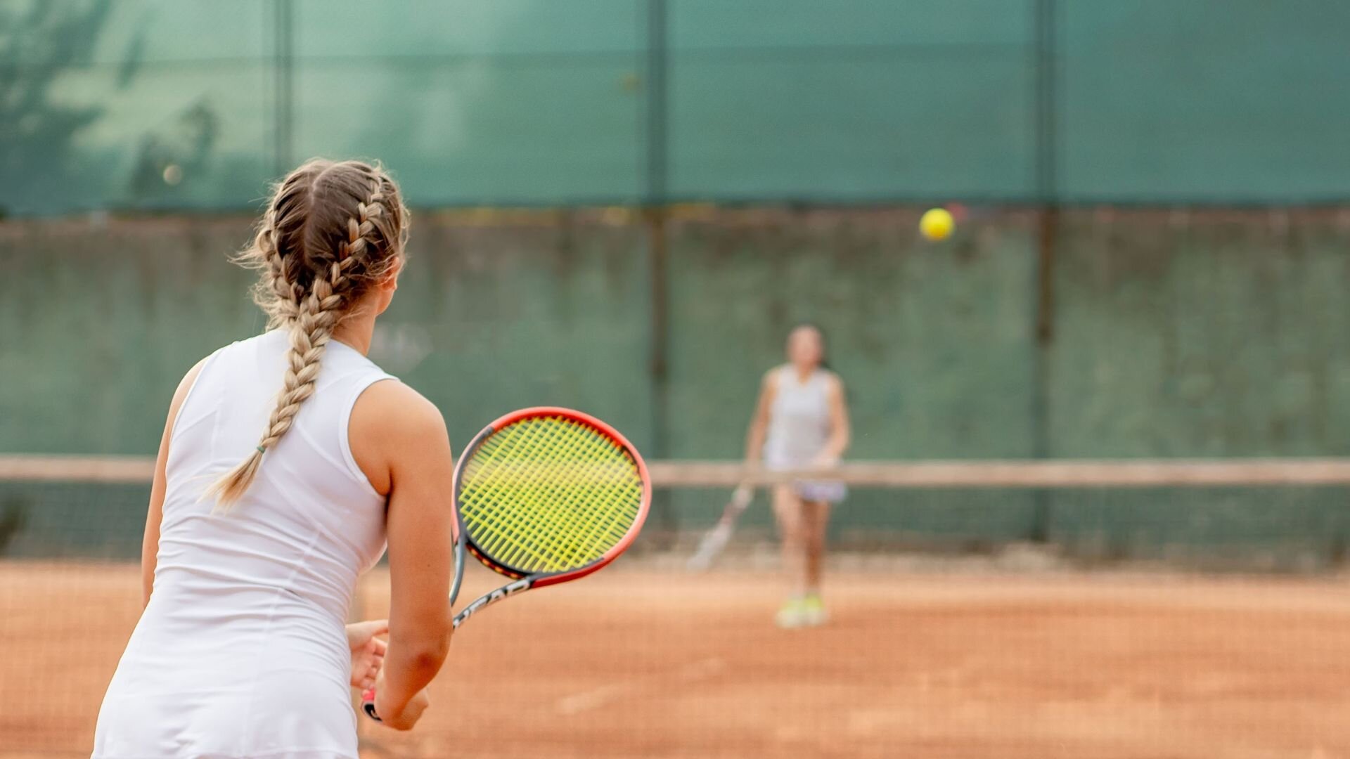 Freundinnen beim Tennis Spielen