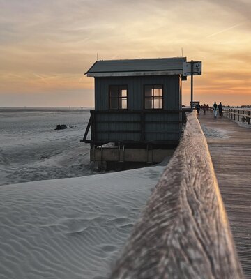 Schutzhütte an der Seebrücke zum Strand