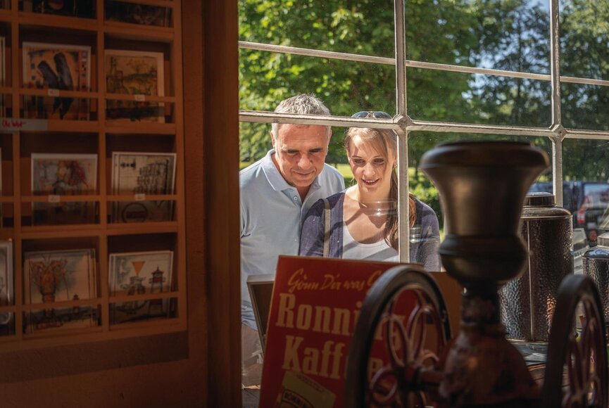 Pärchen blickt durch das Fenster des Haus Peters