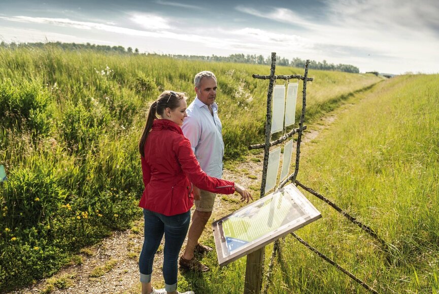 Paar vor Infotafel im Katinger Watt