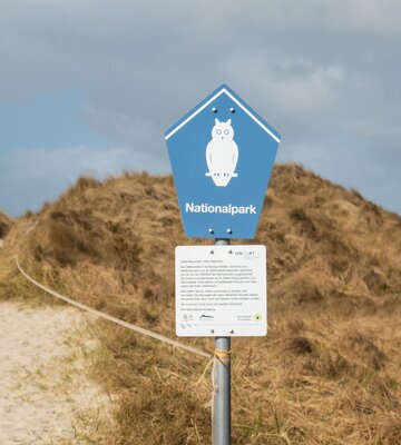 Nationalparkschild in den Dünen
